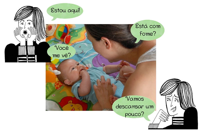 Ao colocar o bebê para descansar, a mãe aproveita para interagir com ele, falando: Estou aqui, Você me vê?, Está com fome?, Vamos descansar um pouco?